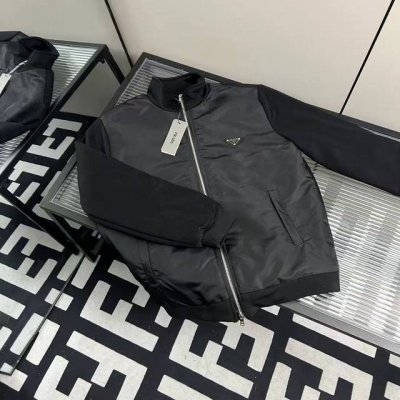 款号Cc850 普拉达秋冬男女同款港风宽松休闲外套男士夹克衫上衣！上身非常简单帅气有型的一款 男女情侣款都能轻松驾驭. 采用涤纶工装面料 微弹质感非常柔软舒适