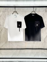 prada 普拉达，2025夏季最新款，专柜同步有售，原单狠货，时尚休闲圆领短袖T恤，上身很有特点！吸睛而有亮点，进口原版面料，顶级刺绣工艺字母图案装饰Logo