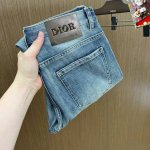 Dior 25S春夏男士休闲牛仔裤.......棉质牛仔面料打造 质地柔软又不失筋骨，手感干爽有韧性 经典的标志性品牌徽标，灵魂般的点缀 各项指标皆为上品，自然