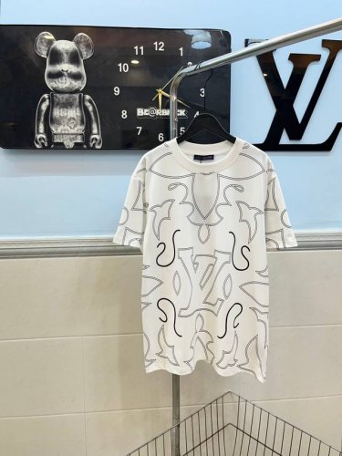 款号152 Louis Vuitton Lv2025Ss新款老花字母复古印花短袖 采用280G纯棉双纱面料 上身舒适柔软透气性强 衣服采用满身印花工艺 整体高端