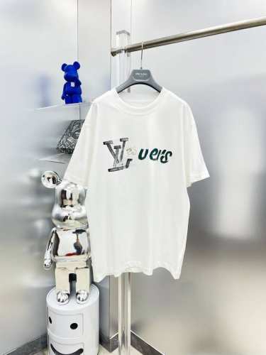 lv 路易 2025夏季新款手绘字母印花Logo短袖Tee 专柜同步有售，原单狠货，时尚 进口原版科技面料，上身舒适透气，原版定制五金辅料，上身帅气有型，三标齐
