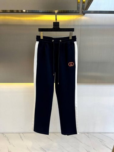 Gucc古驰、25Ss春夏新款运动休闲直筒抽绳卫裤。100%纯棉整体的触感极为舒适，亲肤效果高级，这种单品注定了就是为穿搭所生，完美的符合各种穿搭的所需。裤身前