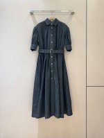 D家早春新品推荐 水洗棉牛仔中长连衣裙 以全新的现代版本回归。单品采用水洗棉牛仔料制成，饰有泡泡袖翻领细节，同色系腰带配有金属搭扣，可凸显腰身。辅以短袖，简约利