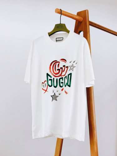 Gucci 古驰 2025Ss春夏新品 手绘印花短Tee，每一件都是纯手工画制而成，百搭款细节处理完美330克纯棉面料，前幅数码定位印花工艺图案，色彩鲜明，字迹