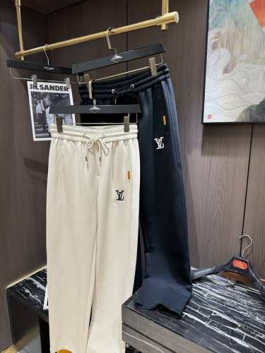 P250 Lv2025春夏最新系列男士休闲裤！柔软细腻，手感绝佳！品牌格调一览无余！极简主义设计，没有多余浮夸的元素来宣兵夺主，细节做工精细，五金配件原版定制，