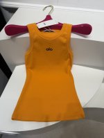 alo长款背心 工字美背造型 塑造背部优美线条 背心式前幅小圆领 辅助提拉胸型 加长下摆贴合舒适 收腰塑形 遮藏小肚 Sml黑白灰咖桔