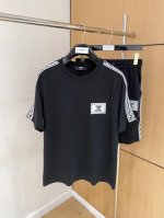 直 品牌 Fendi芬迪 2025圆领短袖短裤套装 纯棉面料上身不会闷热，爽滑舒适的亲肤效果更加透气，面料自带肌理感 经典徽标工艺 独有的角度全新演绎 时尚百搭