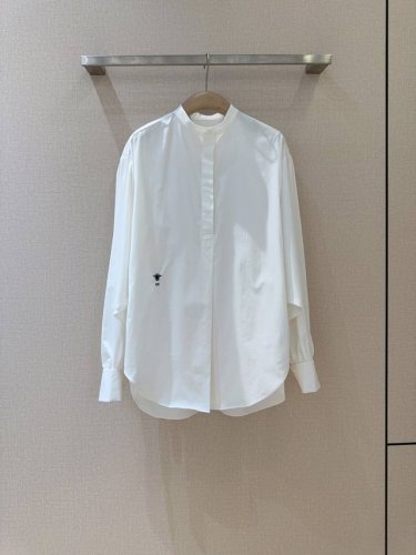 Dio*R 2025Cruise新品 时尚单品 精梳府绸棉小立领衬衣、优雅大气、字母小蜜蜂刺绣点缀蝙蝠袖设计、袖口钮扣收袖与U型摆边结合 气质干练简约时尚、帅气