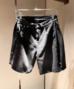 马吉拉 Maison Margiel 2025春夏新款男女同款休闲牛仔短裤，专柜同步发售！定制专属洗水纯棉面料，裤腿印花Logo设计！简约大方，从容百搭，档次极