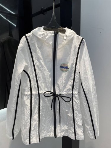 Chanel 爆款现货 25春夏新品防晒衣套装 高端定制戴帽贴布外套 搭配松紧腰短裤 极简主义风格法式的慵懒风 休闲又时髦！多种穿法上身显瘦又高挑！ 做工品质看