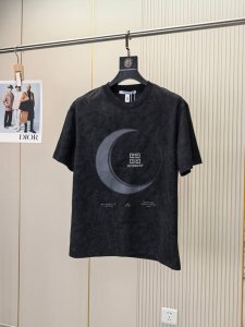 纪梵希。2025春夏新品时尚圆领短袖高级定制百搭款式！更有实用感 任何人都可以轻松驾驭 高端棉面料制作，手感非常奈斯，不起球，不变形，奢华经典设计，非常显档次懂
