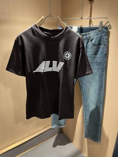 Louisvuitt*路易*登 2025春夏全新系列单品上线，非常时髦前卫的一款男女同款短袖T恤，标识Logo图案压胶修饰！区别于以往的不同，宣示品牌传承多年的