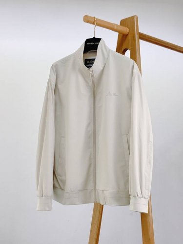 loropiana L. P2610Ss早春新品 商务精英系列。拥有独到的剪裁设计和完美的意式时装美学理念，以及对于面料的精心探索与精心雕琢，将传统工艺和现代化