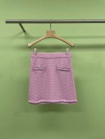 chanel2025春夏新款时尚甜美错花编织针织半裙，超百搭的短裙，爱了爱了，保暖性超强，羊毛混纺真丝材质本身就具有极佳的保暖性，穿它完全不用担心冷风侵袭，搭配