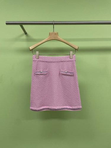 chanel2025春夏新款时尚甜美错花编织针织半裙，超百搭的短裙，爱了爱了，保暖性超强，羊毛混纺真丝材质本身就具有极佳的保暖性，穿它完全不用担心冷风侵袭，搭配