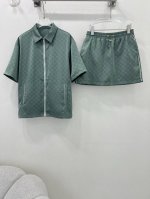 Gucc*25春夏新款缎面提花G套装！ 非常好看的颜色 绿色系夏天的味道 满幅老花字母Logo印花图案 夏日氛围感拉满 面料透气又不闷热 高完全不挑人 颜色高级