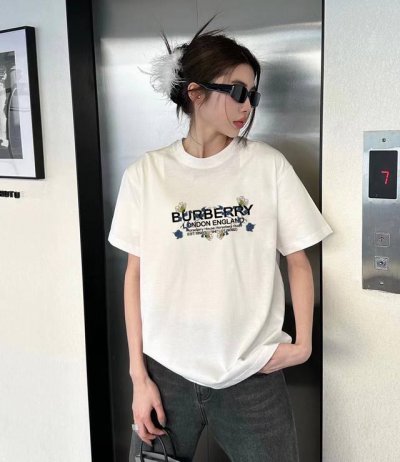 上新 Burberry巴宝莉字母短袖T恤 今年不可错过的经典印花棉质Tee,上身很洋气显瘦内搭外穿都看 高密针织圆领设计 平整简约 亲肤透爽 T恤面料的柔软性舒