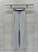 爆款推荐，独家首发 Miu系穿搭25Ss春夏新款 撞色字母腰头微喇休闲裤丨独家高版出品！时髦精必收单品微喇的版型 简单搭配都能穿出时尚达人随意又时髦的气场！上身