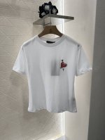 gucc*2025新品上架 圆领刺绣爱心 定制Yb丝光全棉材质 透气舒适 质感十足 修身T恤裁剪 凸显品牌格调 采用克重纯棉制成 略带有弹力 呈现显瘦视觉效果