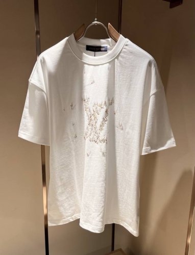 Louis Vuit*On 路易家族 2025春夏新款轻奢休闲套装 男女同款装饰 路易家族的新高端 细节品质永远的那么完美无瑕 创意设计层出不穷 今年春夏季节没