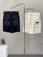 prada普拉达独家专供新款休闲短裤高端版本！专柜定制面料 透气舒适度高，细节无可挑剔，品牌元素设计理念，体现高品质。手感细腻柔软！呈现休闲裁剪，上身版型超赞！