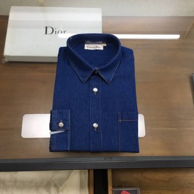 新品上市 Dio..R... Dio...家24秋冬时装款中厚长袖牛仔衬衫！ 高端的时尚美学设计结合立体裁剪的版型，使穿着更具舒适性和观赏性。 甄选的顶级瑞士A