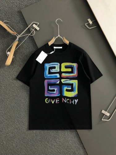 Guc 2025春夏新款首发专柜最新款短袖圆领T恤 高端订制 设计前卫时尚 品牌Logo重工艺设计 高端定制面料.手感柔软.穿着舒适.专柜级别精致车线.做工精细
