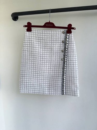 Cc25春夏度假系列新款定制撞色粗花呢格纹面料定制金属扣手工织带半裙出货定制格纹面料 宽松版型浪漫优雅。复古宫廷减龄少女风。上身美的不要不要的！仙气优雅的白富美