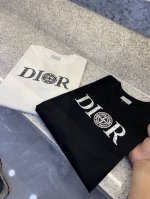 Cd迪澳25 Ss新品春夏首发专柜 最新款短袖圆领T恤高端订制 设计前卫时尚 品牌Logo重工艺设计高端定制欧棉180克面料手感柔软.穿着舒适.专柜级别精致车线