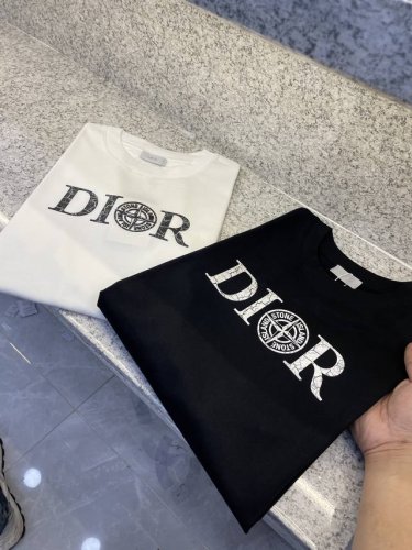 Cd迪澳25 Ss新品春夏首发专柜 最新款短袖圆领T恤高端订制 设计前卫时尚 品牌Logo重工艺设计高端定制欧棉180克面料手感柔软.穿着舒适.专柜级别精致车线