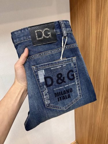 Dg 2025夏季新品 欧洲站男士商务休闲牛仔裤 当商务遇上休闲，当经典碰撞时尚，2025年春季，我们为您带来全新欧洲站男士商务休闲牛仔裤！ 精选高品质面料，柔