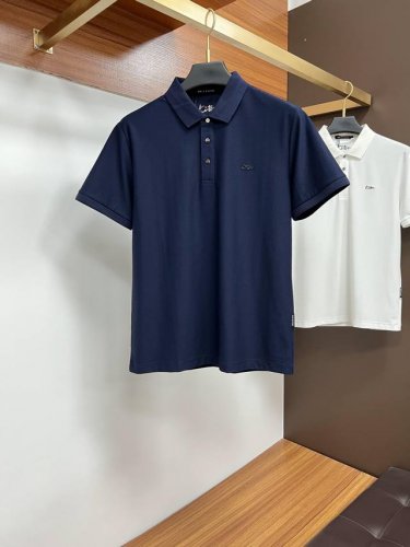 Kiton 2025春夏 经典的polo领设计 搭配简洁的单排扣 线条利落流畅 巧妙修饰颈部线条 彰显优雅绅士格调 左胸处精致的品牌标识 采用无痕压胶工艺 细腻
