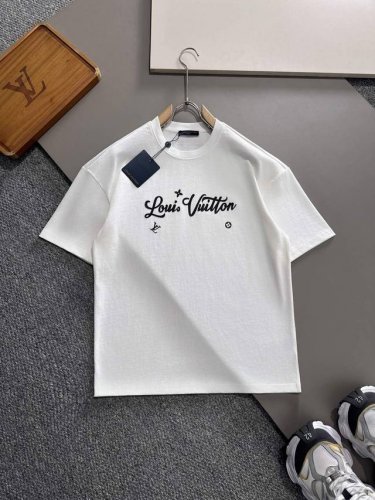 Lv 2025Ss春夏最新款圆领时尚短袖T恤，官网同步，专柜纯棉面料！贴肤舒适，耐看又好穿，经典简约Logo设计，原厂工艺一丝不苟，型男必备单品 码数M-3Xl