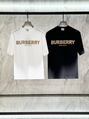 巴宝莉，2025夏季最新款，专柜同步有售，原单狠货，时尚休闲圆领短袖T恤，上身很有特点！吸睛而有亮点，进口原版面料，顶级刺绣工艺字母图案装饰Logo，简单而不失