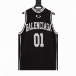 Balenciaga巴黎世家Blcg 毛织篮球背心 创新性纱线选材，定织100%高模量人造丝，采用奥地利兰精集团生产的Modal Black系列，通过Nmmo溶