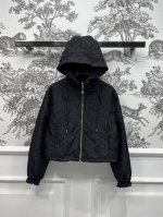 L家 25春夏新款 暗纹老花连帽外套 可以封神的老花外套 上身太显瘦时髦了 每年必出的经典老花系列 连帽抽绳系带设计 木耳花边松紧衣袖设计 宽松短款版型随意搭配