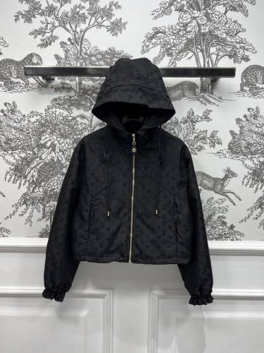 L家 25春夏新款 暗纹老花连帽外套 可以封神的老花外套 上身太显瘦时髦了 每年必出的经典老花系列 连帽抽绳系带设计 木耳花边松紧衣袖设计 宽松短款版型随意搭配