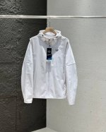 prada 普拉达简约设计款防晒外套 颜色：黑色、荧光绿、浅灰， 尺码：M-3Xl， 超高性价比！性能颜值双双在线。 透气速干：采用先进透气面料，透气孔细密均匀