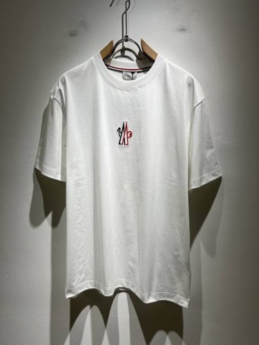 moncler蒙家 2025春夏最新男女同款贸易订单短袖T恤，全品相！！网红款！采用Logo图案刺绣设计！上身舒适透气，不僵硬，整体有着丰富的立体感，品质出口订