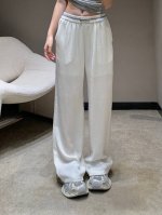 上新 Alexand*R Wang 大王 轻薄休闲长裤 飘逸轻柔面料放大休闲飒爽气息 腰头处点缀金属字母标～ 颜色：黑色 白色 码数：Sml S码推荐： 80~