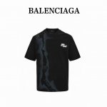 balenciaga 巴黎世家 24Ss 双B涂鸦字母印花短袖 磨毛质感手感柔软,前后梵文哥特字母搭配整身作旧破碎印花设计 重工洗水款.贴肤舒适, 耐看又好穿