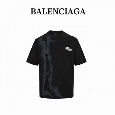 balenciaga 巴黎世家 24Ss 双B涂鸦字母印花短袖 磨毛质感手感柔软,前后梵文哥特字母搭配整身作旧破碎印花设计 重工洗水款.贴肤舒适, 耐看又好穿