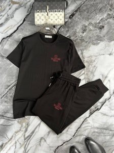 直 Valentino 华伦天奴 胖子福音 2025官网同款.世界知名奢侈品牌.夏季男士 双丝光 高品质货套装 采用进口原单面料 当季时尚潮流款 百搭爆款 简洁