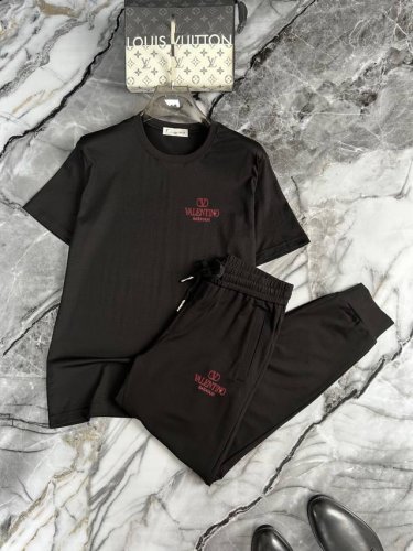 直 Valentino 华伦天奴 胖子福音 2025官网同款.世界知名奢侈品牌.夏季男士 双丝光 高品质货套装 采用进口原单面料 当季时尚潮流款 百搭爆款 简洁