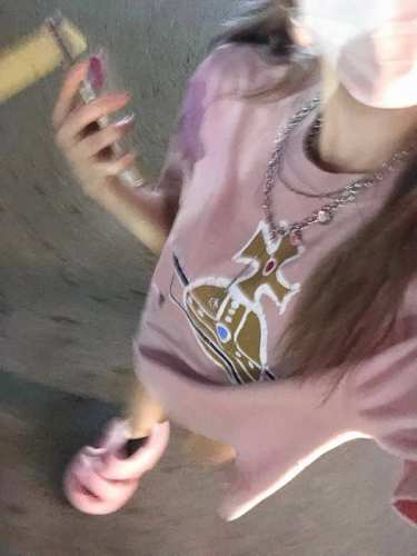 上新 西太后做旧土星图案粉色短袖 让人心情愉悦的橡皮粉自带甜美奶油感 谁懂啊～真的爱惨了这个粉金星球 独特做旧星球印花颜值直接戳女中生命门 纯棉280G重磅面料