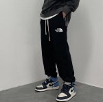 the North Face 北面Tnf经典运动百搭宽松卫裤束脚裤休闲裤子 ｜无敌版型｜｜男女同款｜ 面料采用超高品质华棉 最大的优点就是亲肤性跟保形性好 顶级