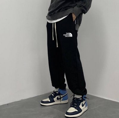 the North Face 北面Tnf经典运动百搭宽松卫裤束脚裤休闲裤子 ｜无敌版型｜｜男女同款｜ 面料采用超高品质华棉 最大的优点就是亲肤性跟保形性好 顶级