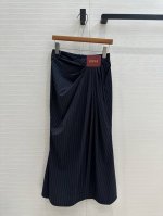 爆单推荐！Lo*25早春新品 垂褶皮牌饰竖条纹半身裙，气质优雅又帅气！不规则褶皱设计包臀鱼尾裙摆剪裁版型上身显瘦又不失曲线美，大单子甩过来！S码，腰围66、臀围