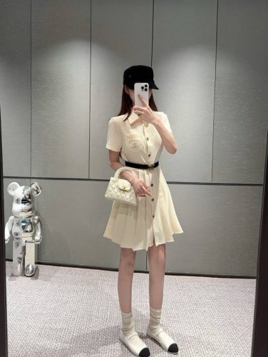 Chanel香奈儿小香口袋双C字母刺绣定制金扣翻领短袖连衣裙配腰带 款号：25670703767 颜色：黑色 杏色 尺码：Sml S码80-95斤 M码95-1