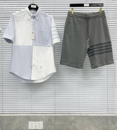 衬衫 色织竖条纹拼接短袖衬衫 定织定染竖条纹纯棉牛津纺面料；对角拼接撞色冲击眼球，一眼就吸金的款式 夏季必入款式； 码数：0 1 2 3 4